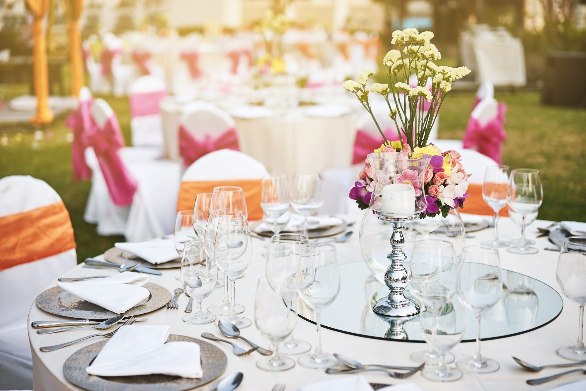 Outdoor wedding tables suitable for invitation and QR card ideas